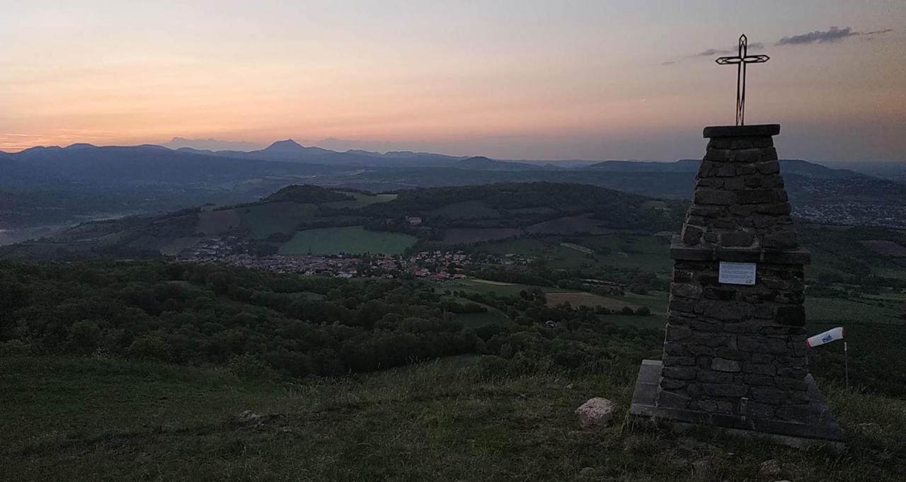 Nid Sous Le Volcan Saint-Sandoux Exteriör bild